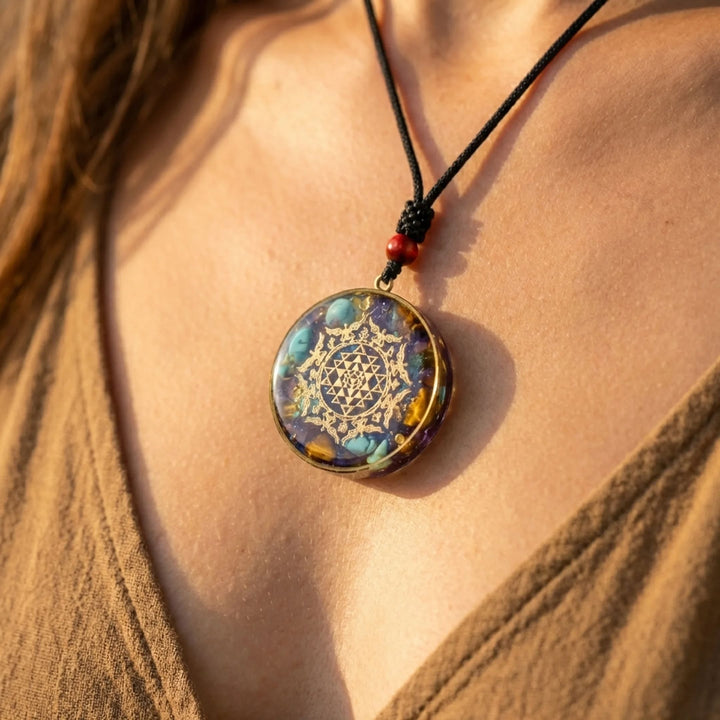 Pendentif Orgonite "Sri Yantra" en Turquoise & Oeil de Tigre