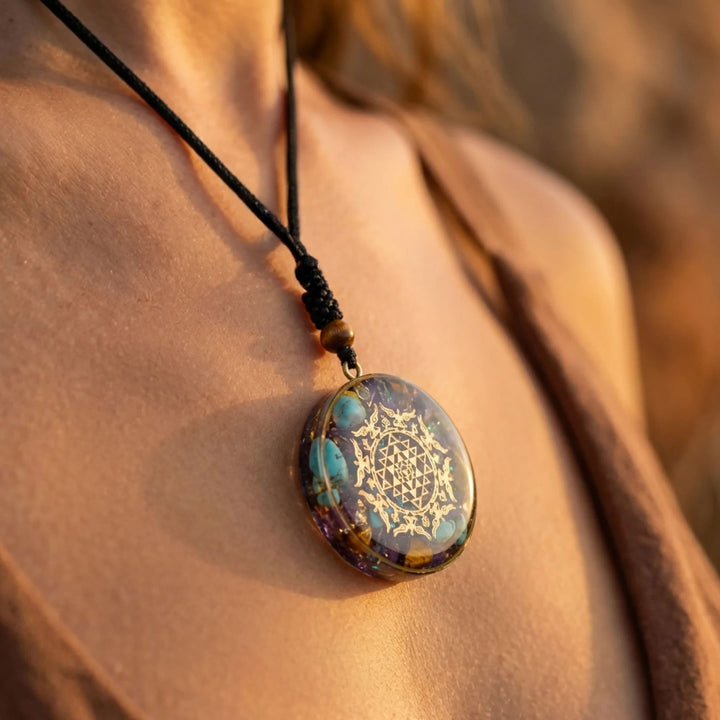 Pendentif Orgonite "Sri Yantra" en Turquoise & Oeil de Tigre