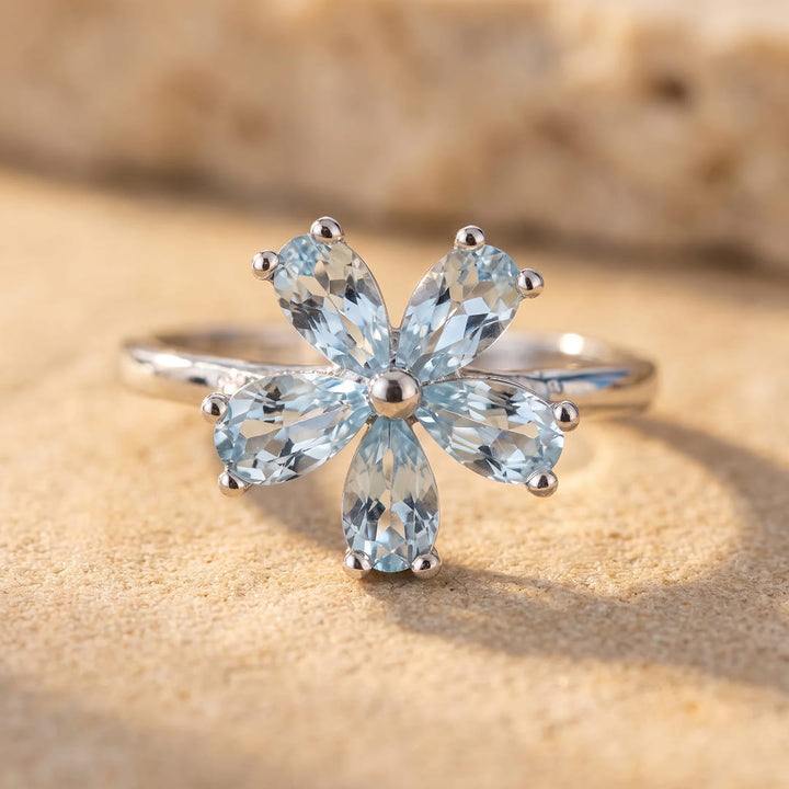 Bague “Fleur de Lumière” en Topaze Bleue