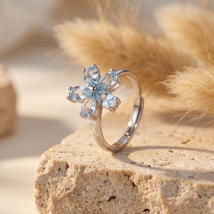 Bague “Fleur de Lumière” en Topaze Bleue