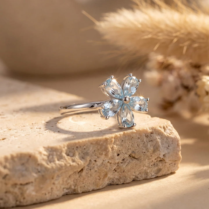 Bague “Fleur de Lumière” en Topaze Bleue