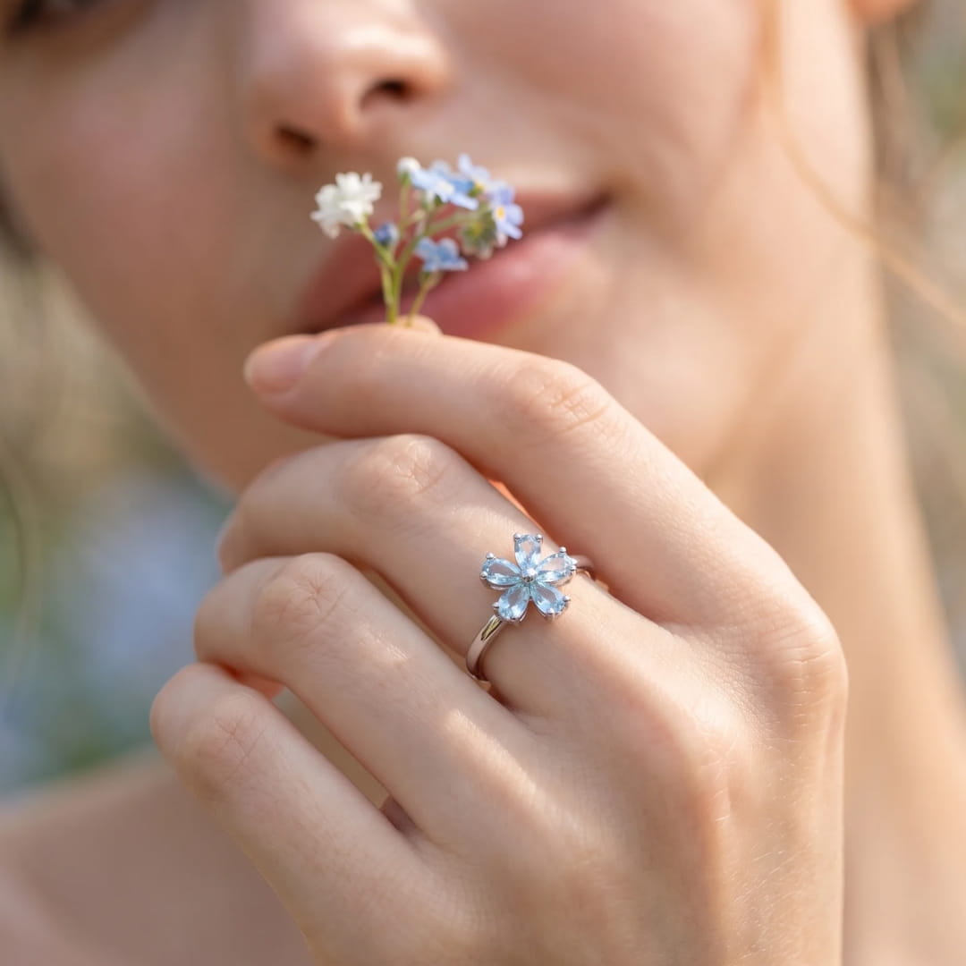 Bague “Fleur de Lumière” en Topaze Bleue