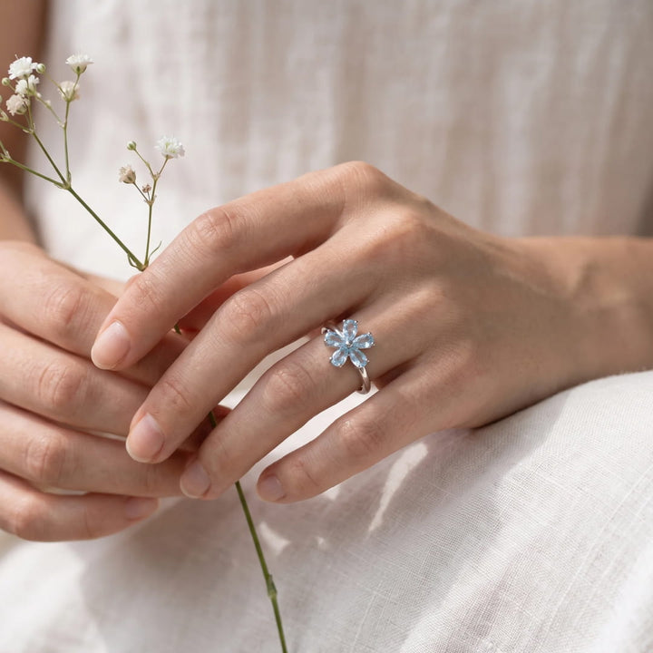 Bague “Fleur de Lumière” en Topaze Bleue