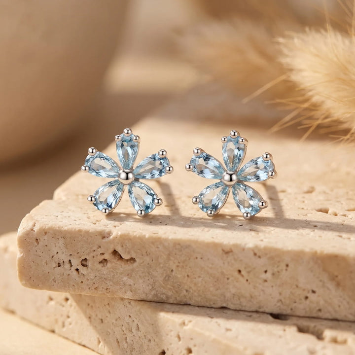 Boucles d’oreilles "Fleur de Sérénité" en Topaze Bleue