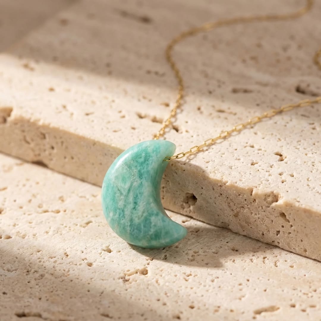 Pendentif Lune “Douceur Intérieure” en Amazonite