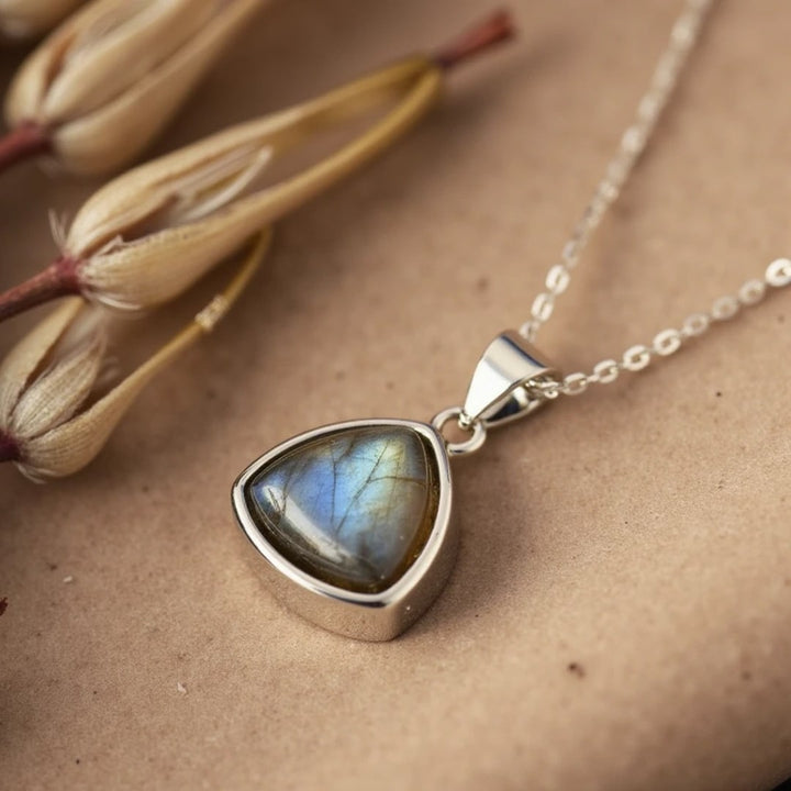 Pendentif "Protection Symbolique de l'Aura" en Labradorite & Argent