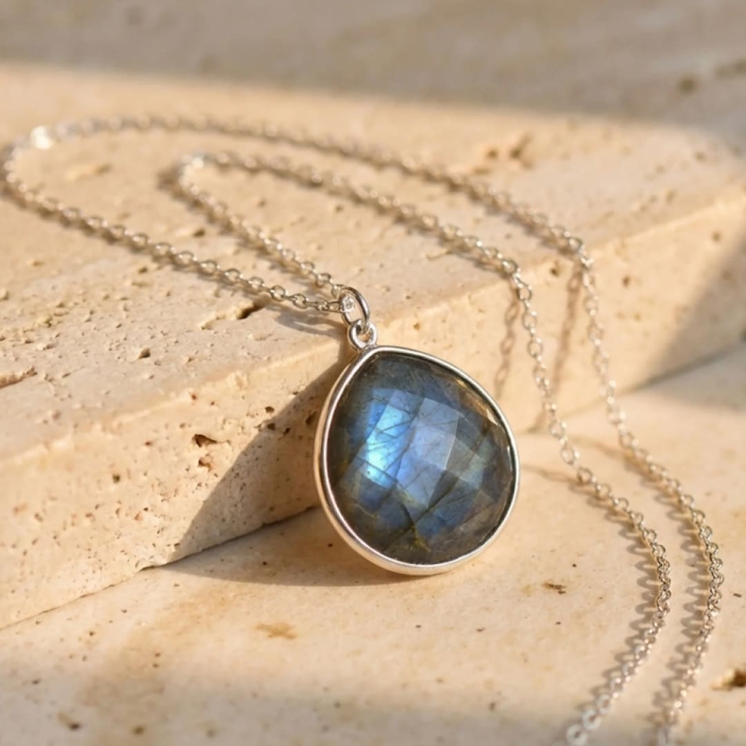 Pendentif "Protection Symbolique" en Labradorite