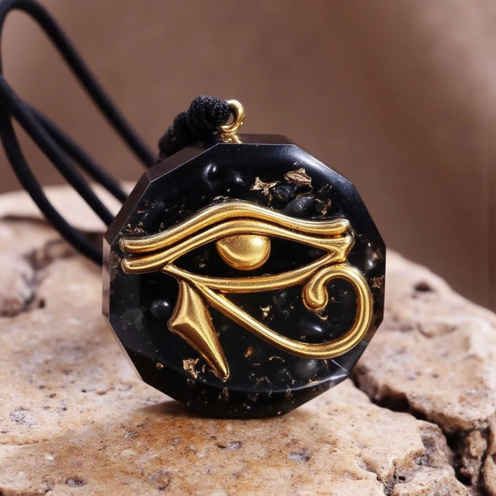 Pendentif Orgonite Oeil d'Horus en Éclats de Pierres