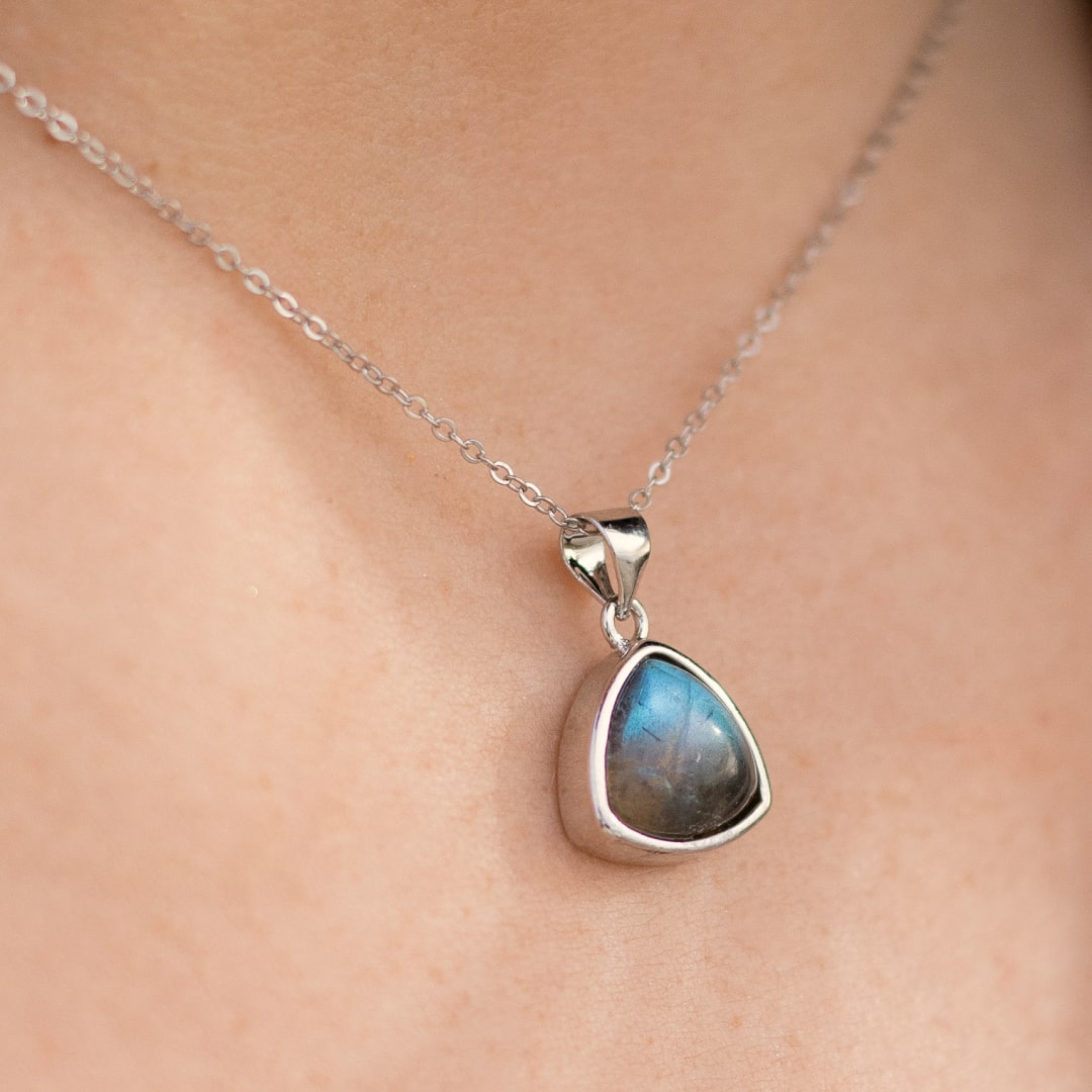 Pendentif "Protection Symbolique de l'Aura" en Labradorite & Argent
