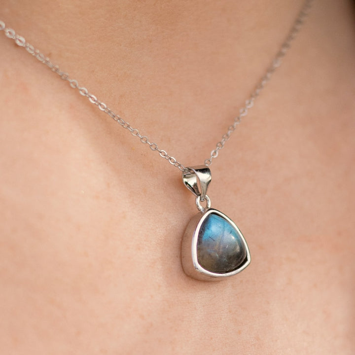 Pendentif "Protection Symbolique de l'Aura" en Labradorite & Argent