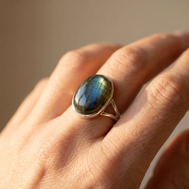 Bague Réglable “Reflets Boréaux” en Labradorite