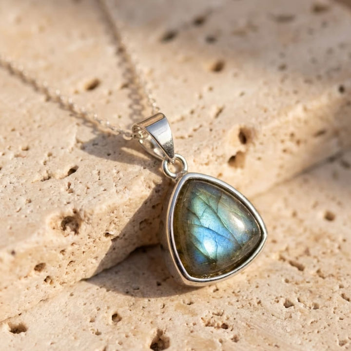 Pendentif "Protection Symbolique de l'Aura" en Labradorite & Argent