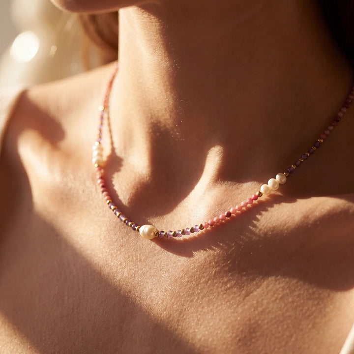 Collier "Éclat de Sérénité" en Rhodonite, Améthyste & Perles de Culture d'Eau Douce