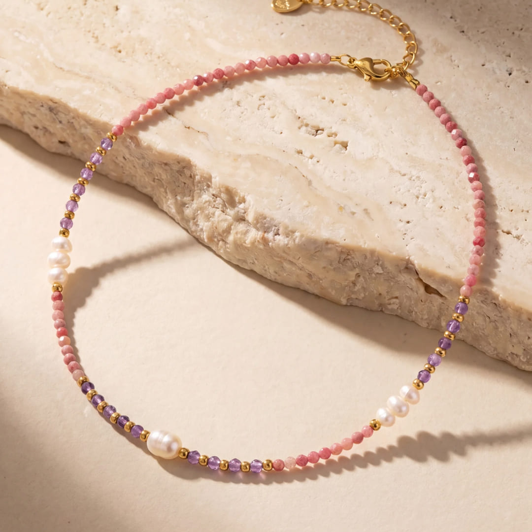 Collier "Éclat de Sérénité" en Rhodonite, Améthyste & Perles de Culture d'Eau Douce
