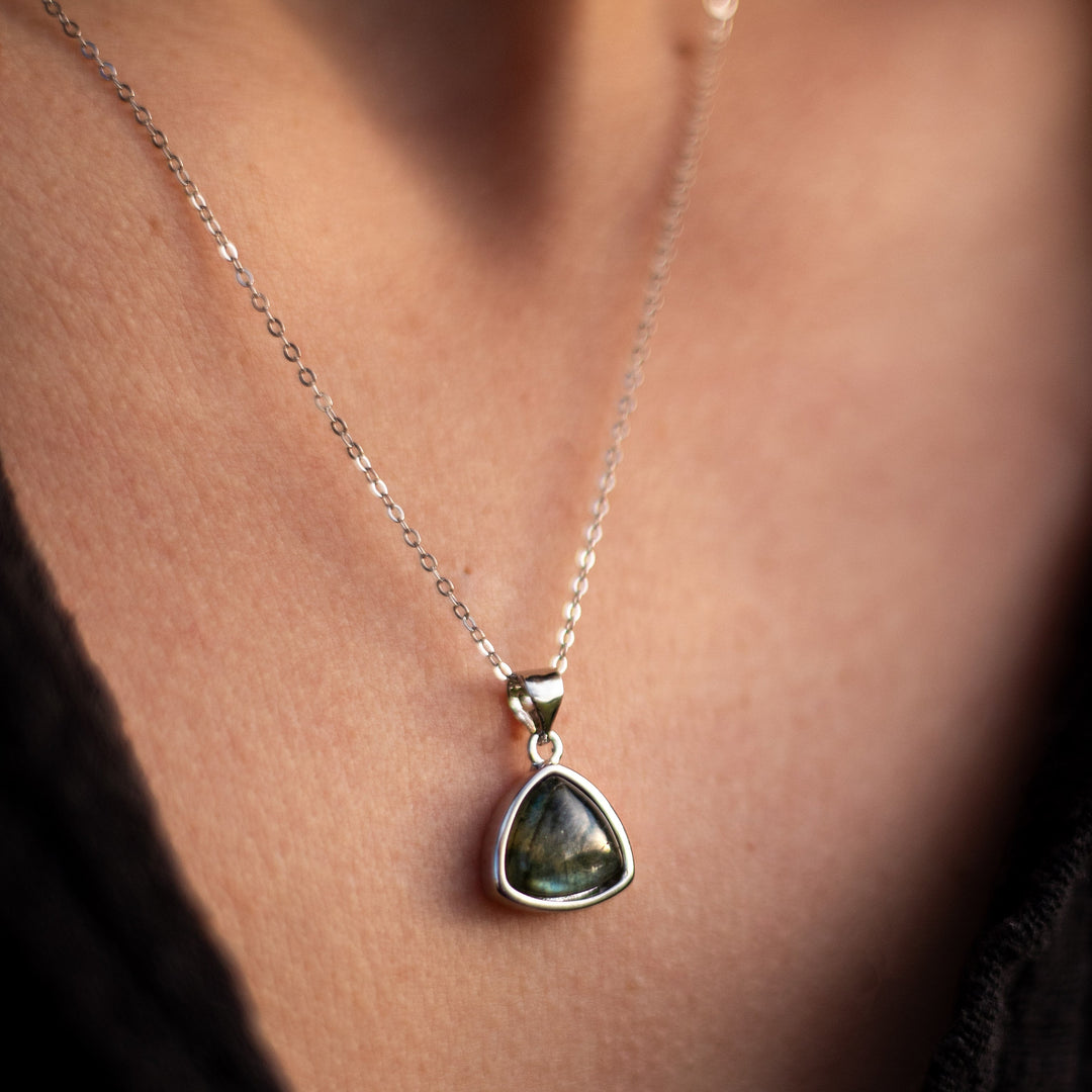 Pendentif "Protection Symbolique de l'Aura" en Labradorite & Argent