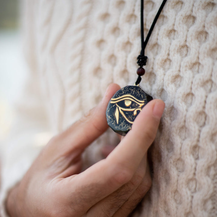Pendentif Orgonite Oeil d'Horus en Éclats de Pierres