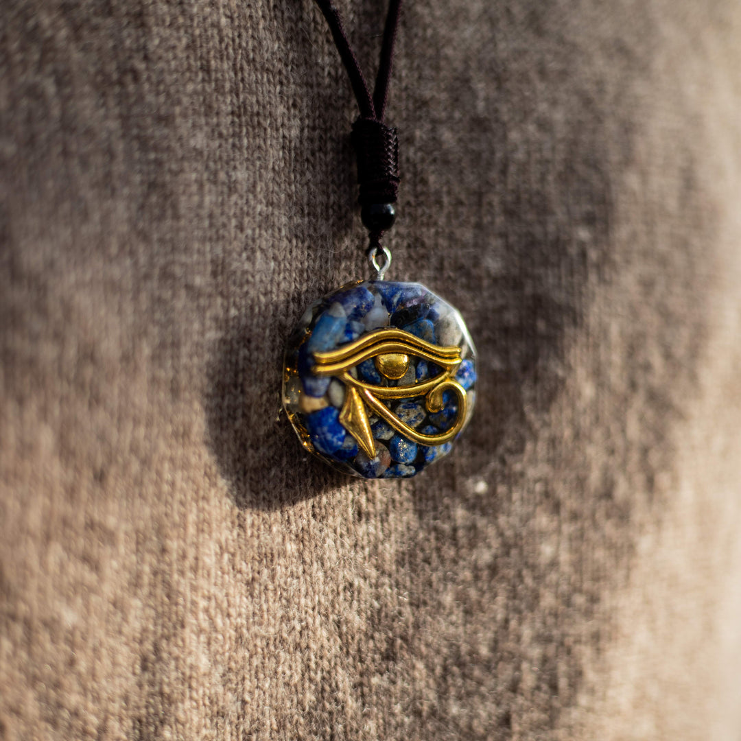 Pendentif Orgonite Oeil d'Horus en Éclats de Pierres