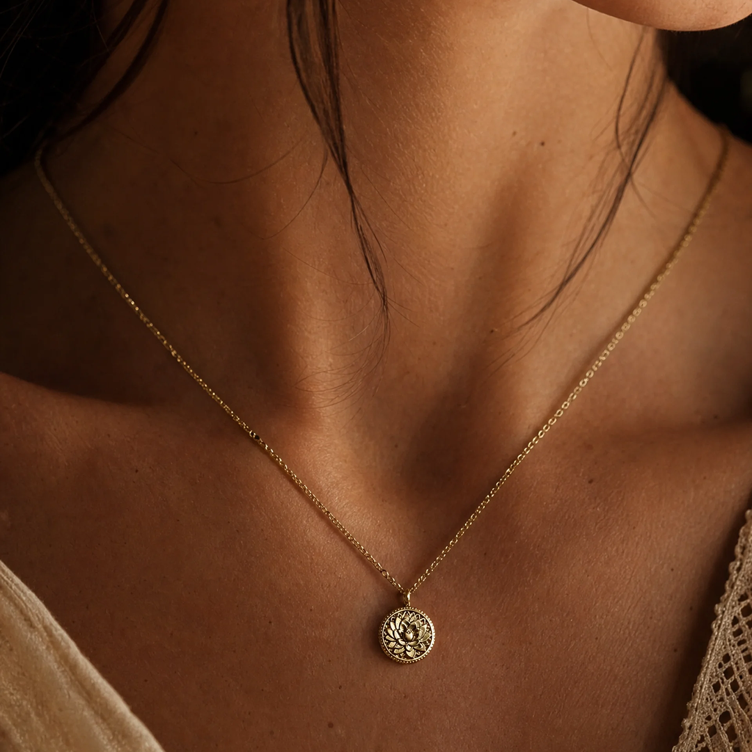 Collier "Éclosion" Fleur de Lotus Dorée