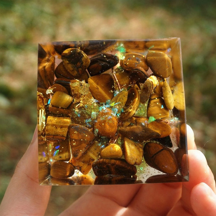 Orgonite "Surya - Arbre du Bonheur" en Oeil de Tigre & Péridot